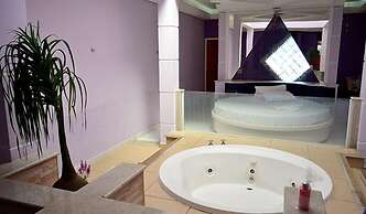 Flamboyant Motel - Adults Only