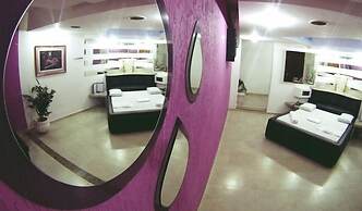 Flamboyant Motel - Adults Only