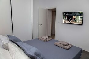 Luxury Penthouse touching the Acropolis by GHH