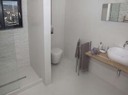 Luxury Penthouse touching the Acropolis by GHH