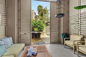 Temple 121 Palm Cove With Courtyard