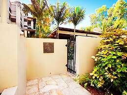 Temple 121 Palm Cove With Courtyard