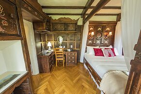 Dawson Falls Mountain Lodge