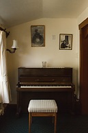 Dawson Falls Mountain Lodge