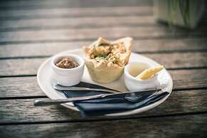 Dawson Falls Mountain Lodge