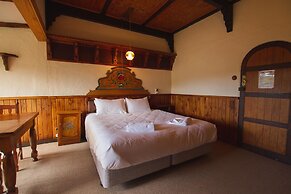 Dawson Falls Mountain Lodge