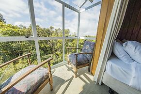 Dawson Falls Mountain Lodge