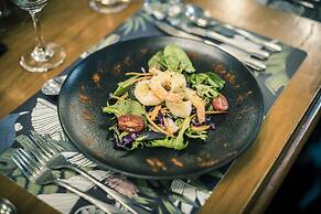 Dawson Falls Mountain Lodge