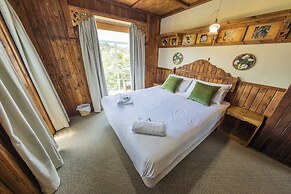 Dawson Falls Mountain Lodge