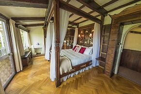 Dawson Falls Mountain Lodge