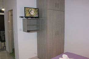 Aaron Studios Apartments