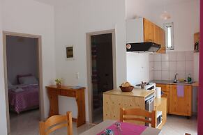 Aaron Studios Apartments