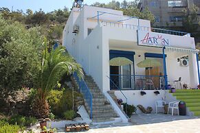 Aaron Studios Apartments