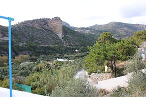 Aaron Studios Apartments