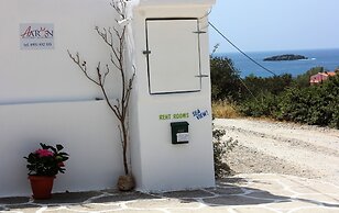 Aaron Studios Apartments