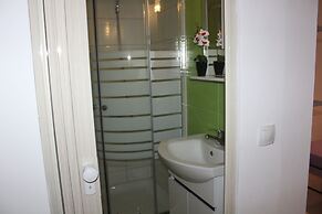 Aaron Studios Apartments