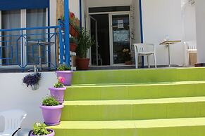 Aaron Studios Apartments