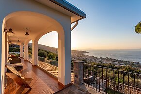 Luxury Villa with breathtaking Seaview, pool, BBQ