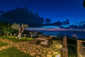 Luxury Villa with breathtaking Seaview, pool, BBQ