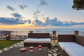 Luxury Villa with breathtaking Seaview, pool, BBQ