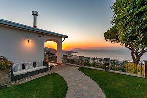 Luxury Villa with breathtaking Seaview, pool, BBQ