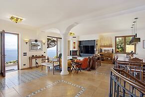 Luxury Villa with breathtaking Seaview, pool, BBQ