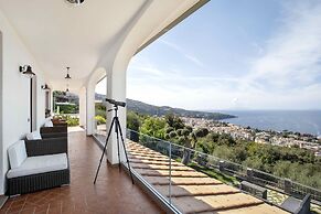 Luxury Villa with breathtaking Seaview, pool, BBQ