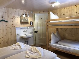 Spinas Gasthaus Val Bever - Hostel