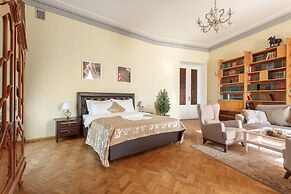 Kotelnicheskaya Royal Tower