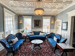 The Dahlonega Square Hotel & Villlas