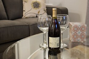 Luxury 2 Bed Condo Near Downtown