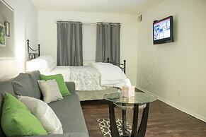 Luxury 2 Bed Condo Near Downtown