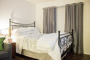 Luxury 2 Bed Condo Near Downtown