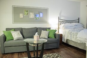 Luxury 2 Bed Condo Near Downtown