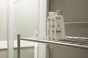 Luxury 2 Bed Condo Near Downtown