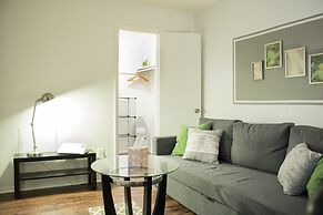 Luxury 2 Bed Condo Near Downtown