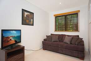 Peponi 2 - Beachfront Apartment