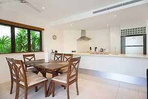 Peponi 2 - Beachfront Apartment