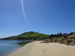 Surat Bay Lodge & Backpackers Hostel