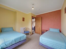 Surat Bay Lodge & Backpackers Hostel