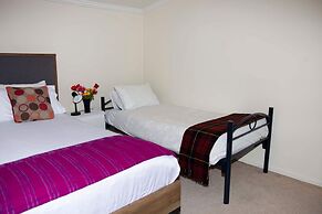 Surat Bay Lodge & Backpackers Hostel