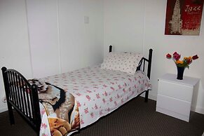 Surat Bay Lodge & Backpackers Hostel