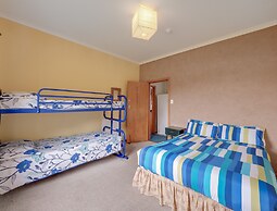 Surat Bay Lodge & Backpackers Hostel