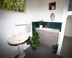 Surat Bay Lodge & Backpackers Hostel