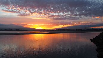 Surat Bay Lodge & Backpackers Hostel