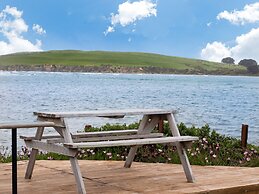 Surat Bay Lodge & Backpackers Hostel