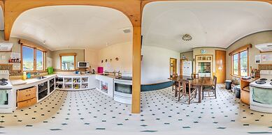 Surat Bay Lodge & Backpackers Hostel