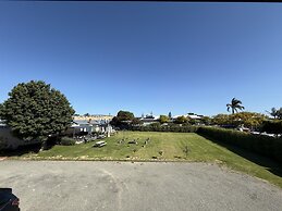 Lakeside Motel Waterfront