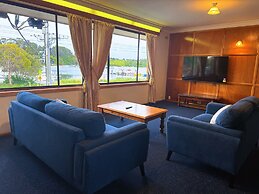 Lakeside Motel Waterfront