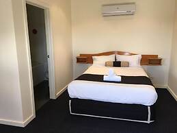 Lakeside Motel Waterfront